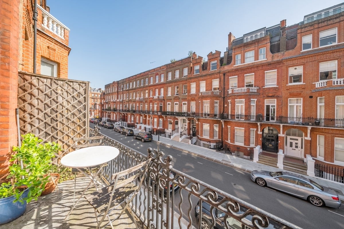 Flat Rosary Gardens in Greater London