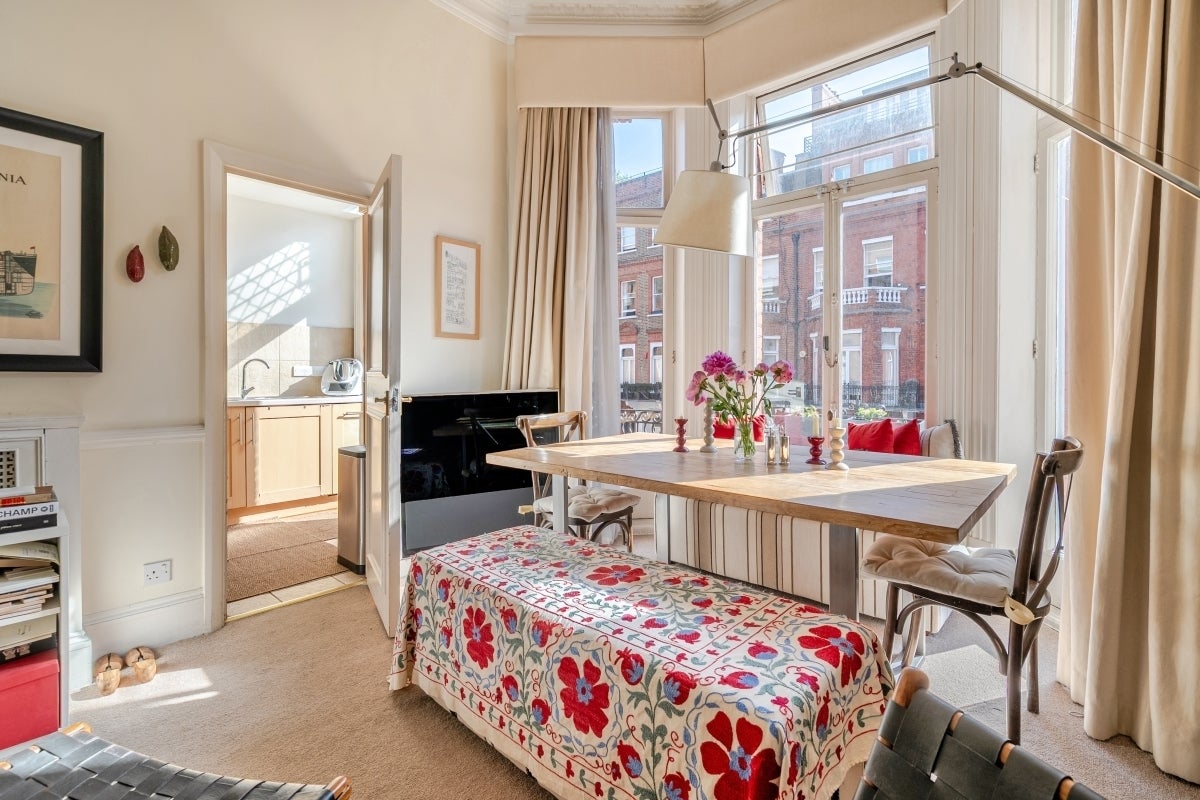 Flat Rosary Gardens in Greater London