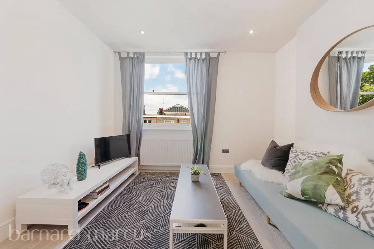 Flat Holland Road in Greater London