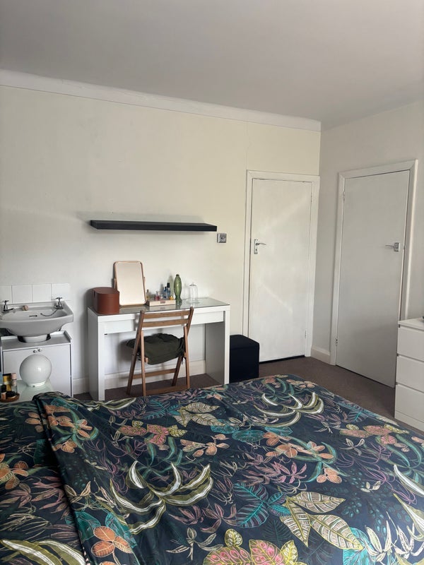 Room Foxgrove Avenue in Greater London