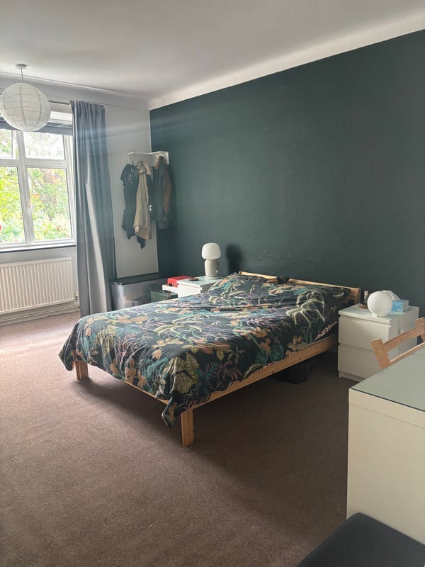 Room Foxgrove Avenue in Greater London