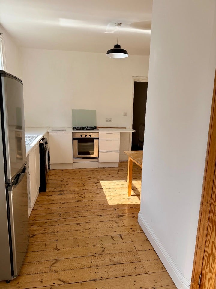 Flat Newton Avenue in Greater London