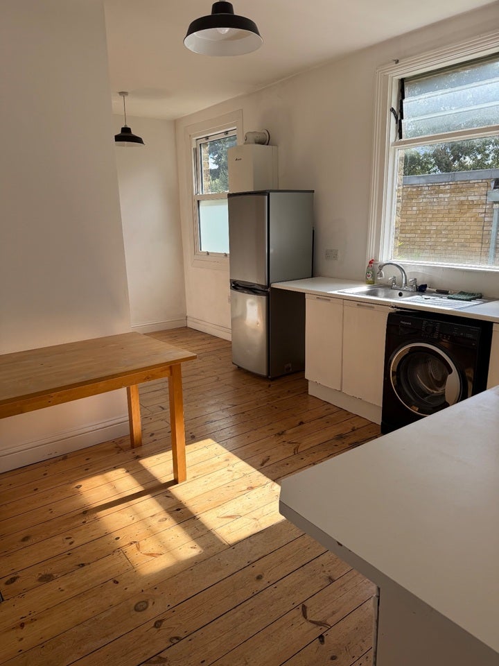 Flat Newton Avenue in Greater London