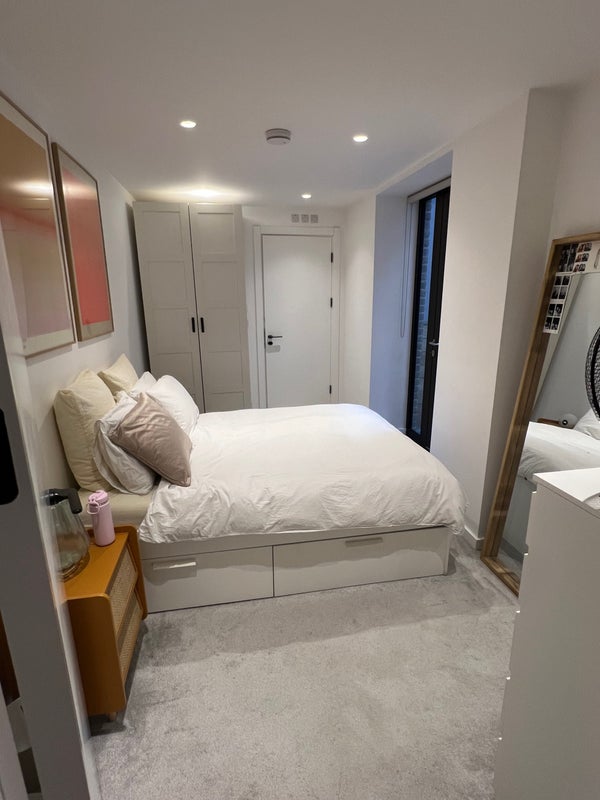 Flat Mildenhall Road in Greater London