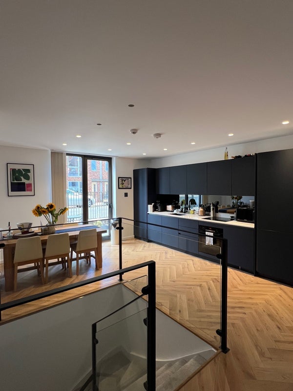Flat Mildenhall Road in Greater London