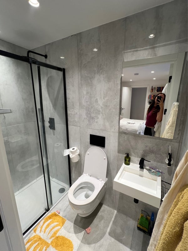 Flat Mildenhall Road in Greater London