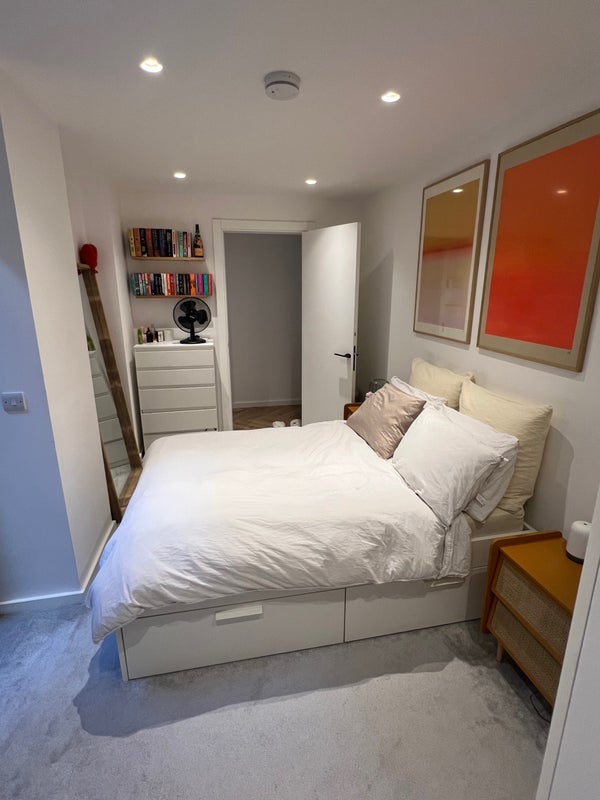 Flat Mildenhall Road in Greater London