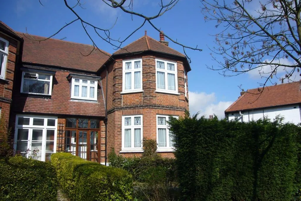 Room Stapenhill Road in Greater London