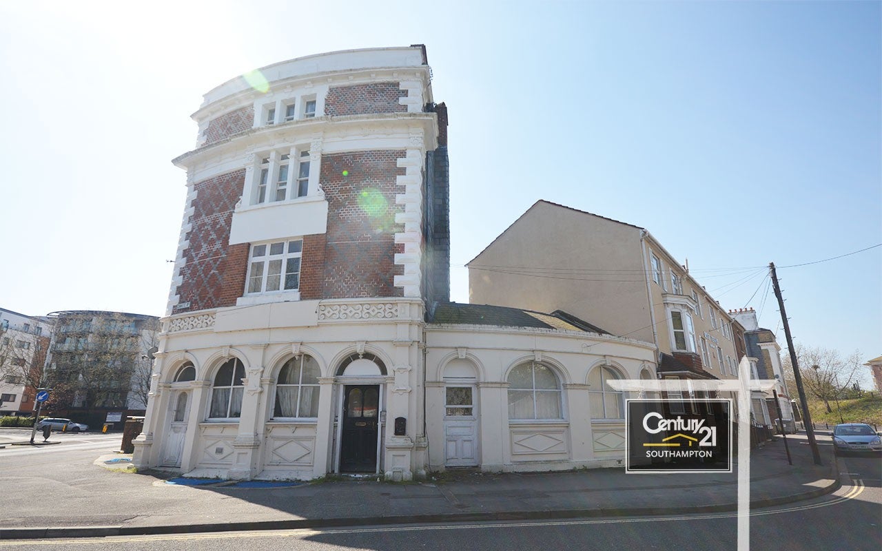 Flat Canute Road in Southampton