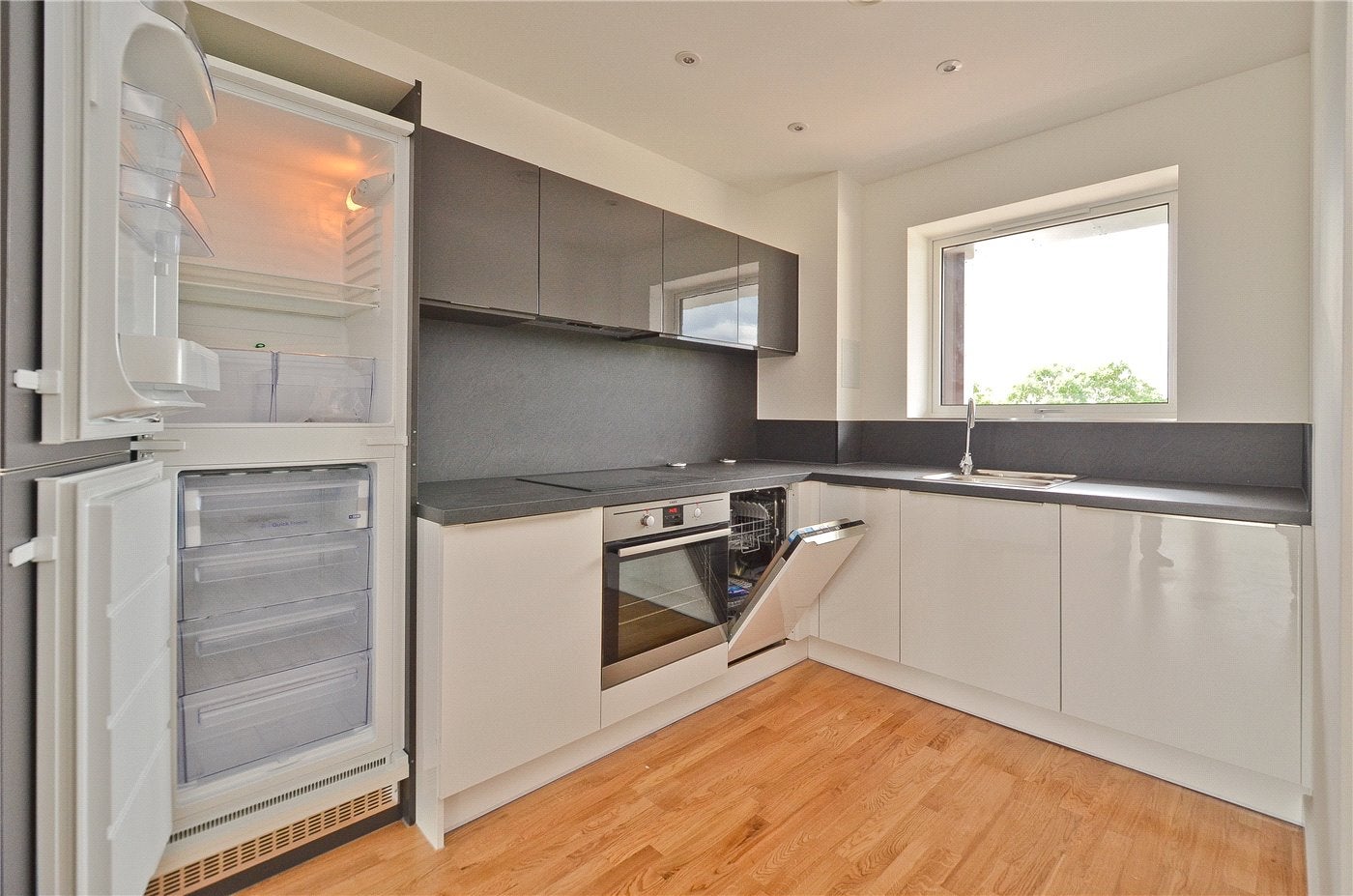 Flat Lawrence Road in Greater London