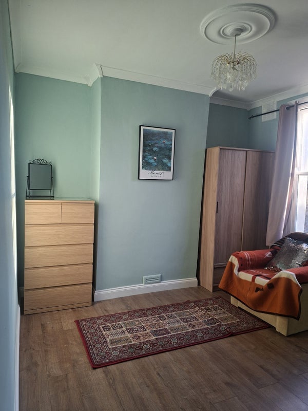 Room Naylor Road in Greater London