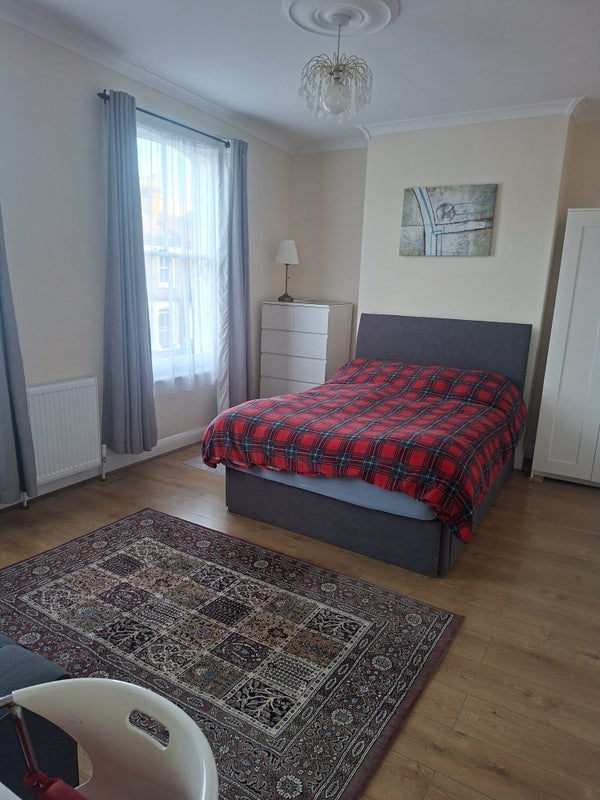 Room Naylor Road in Greater London