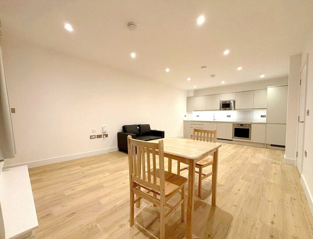 Flat Farnborough Road in Rushmoor