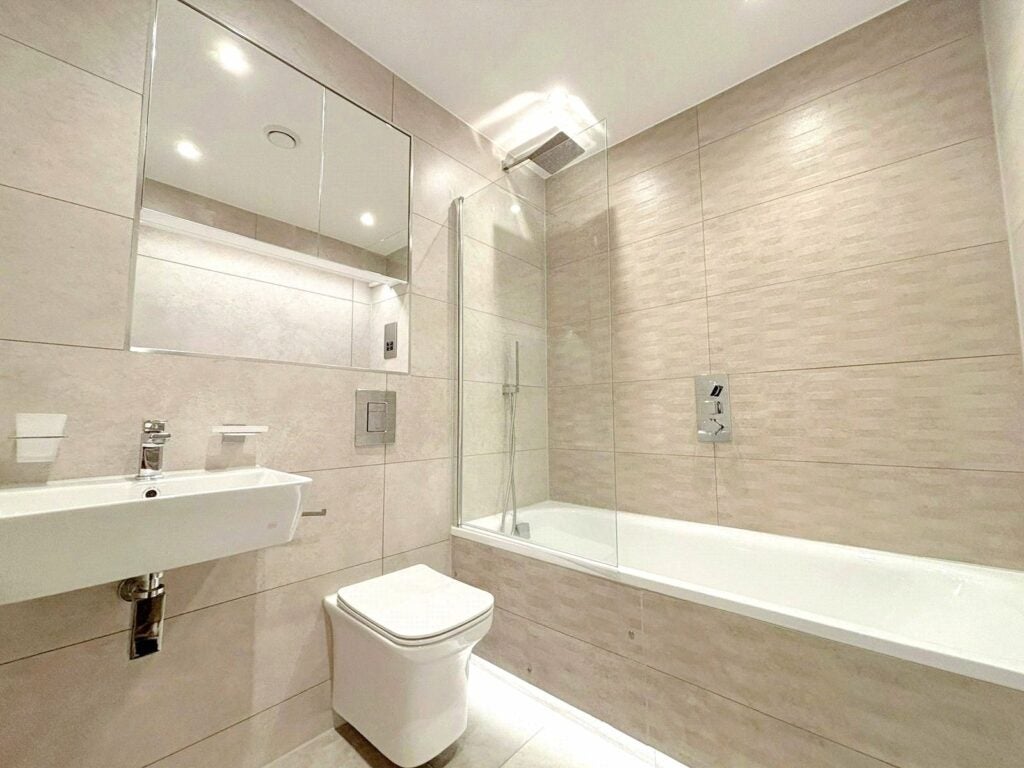Flat Farnborough Road in Rushmoor