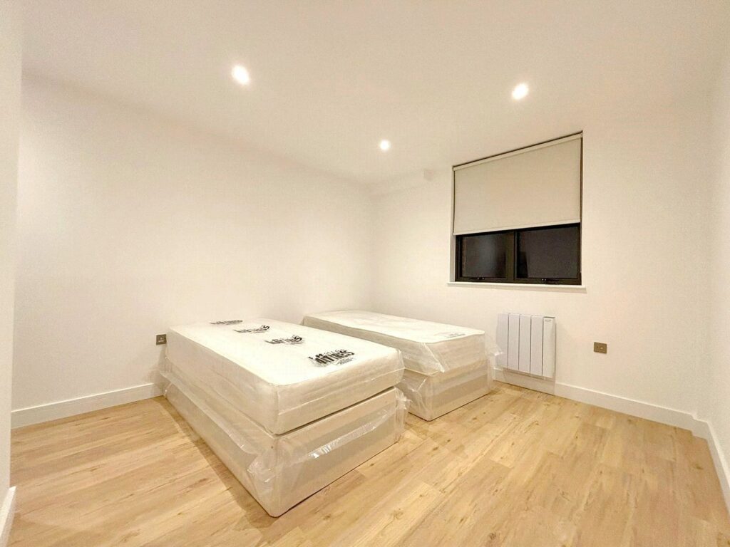 Flat Farnborough Road in Rushmoor