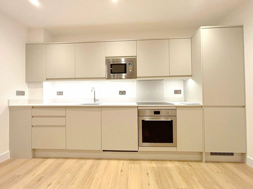 Flat Farnborough Road in Rushmoor