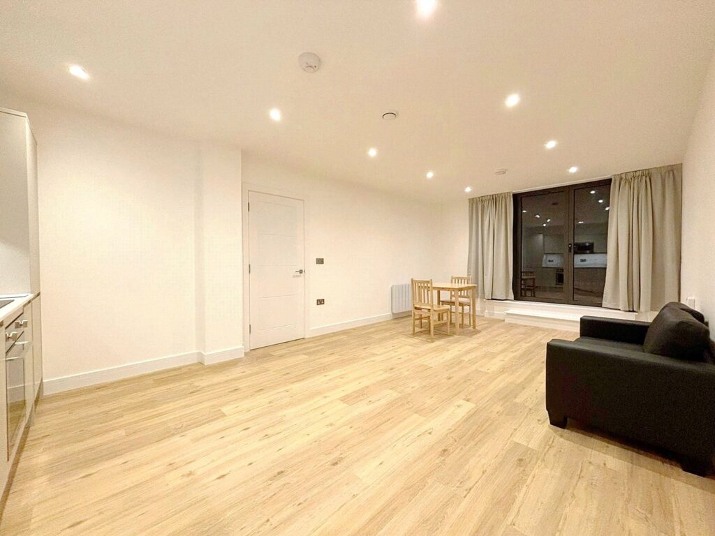 Flat Farnborough Road in Rushmoor