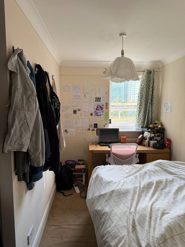 Room Poplar High Street in Greater London