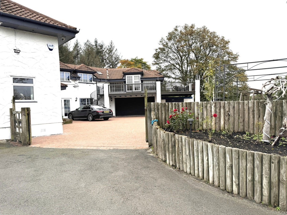 House Mearns Road in Newton Mearns