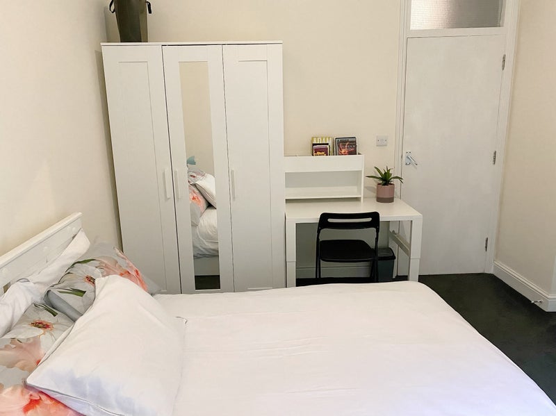 Room Wallbutton Road in Greater London