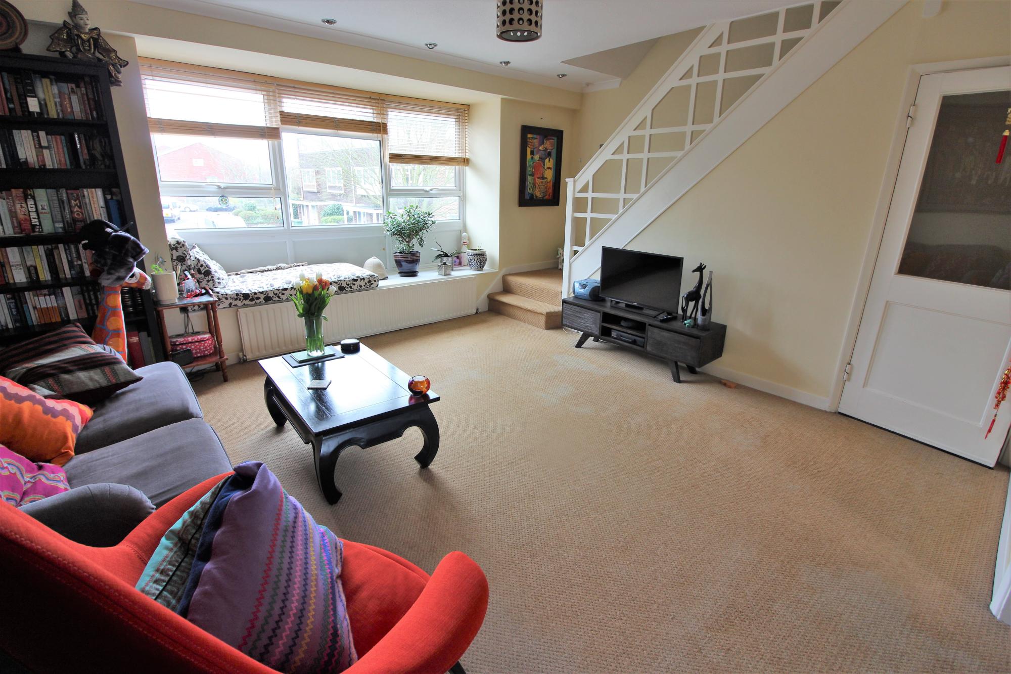 Flat Carlyle Close in Walton on Thames