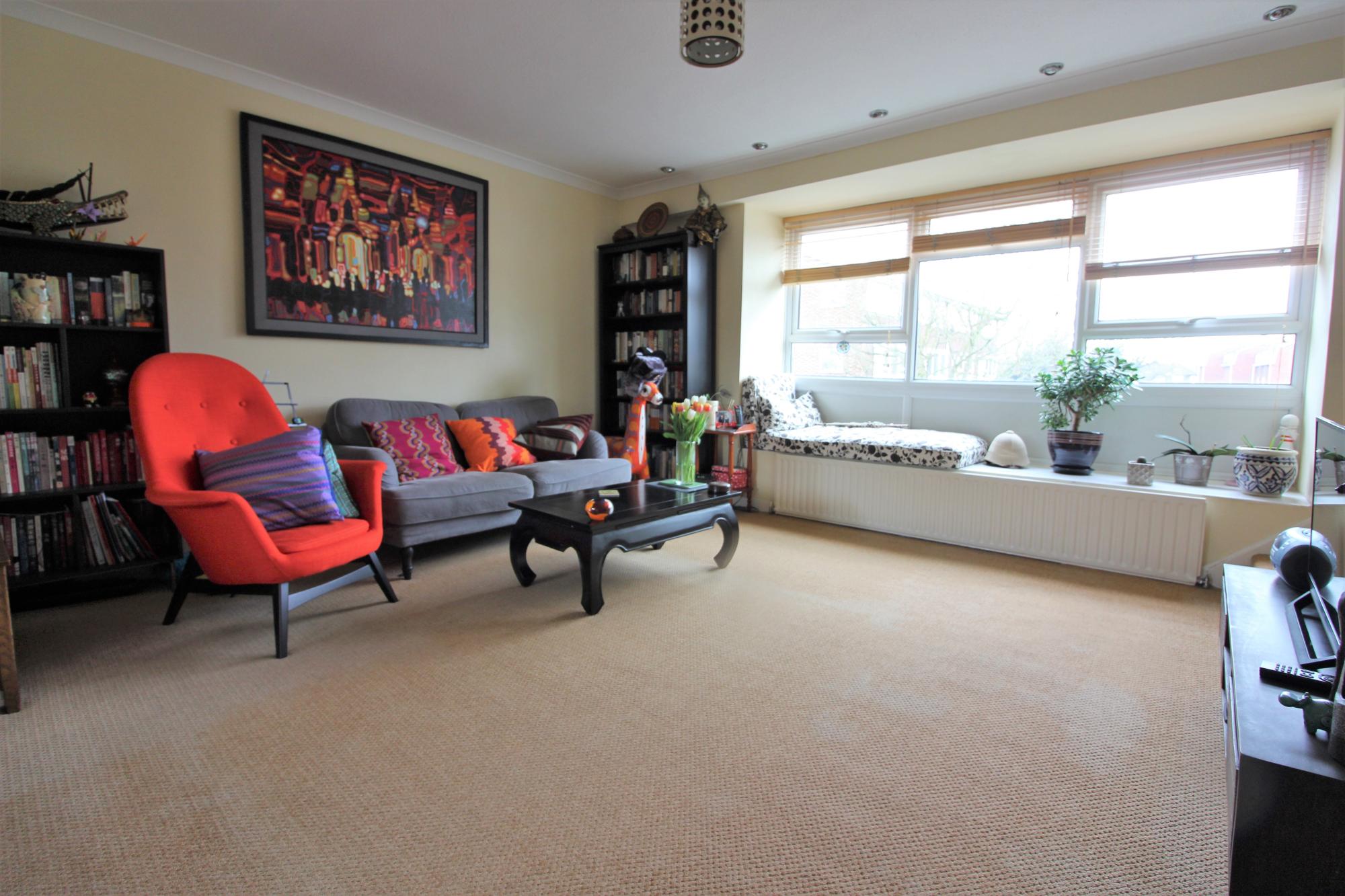 Flat Carlyle Close in Walton on Thames