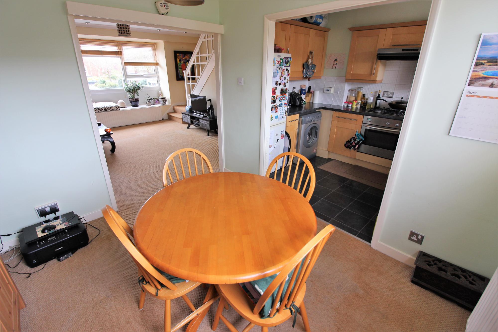 Flat Carlyle Close in Walton on Thames