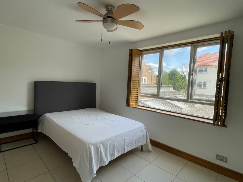 Room Strattondale Street in Greater London