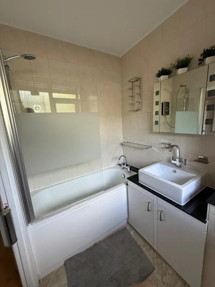 Flat Windlesham Grove in Greater London