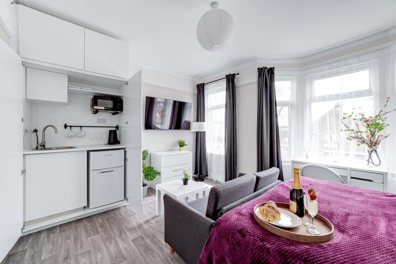 Room South Ealing Road in Greater London