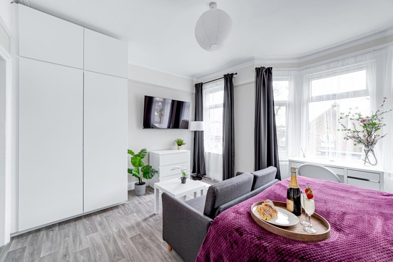 Room South Ealing Road in Greater London