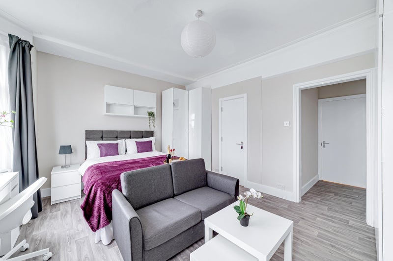 Room South Ealing Road in Greater London
