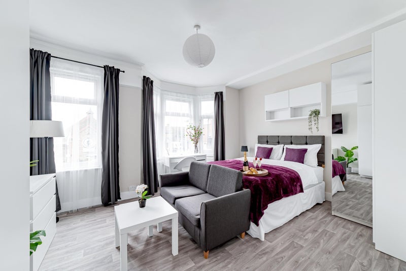 Room South Ealing Road in Greater London