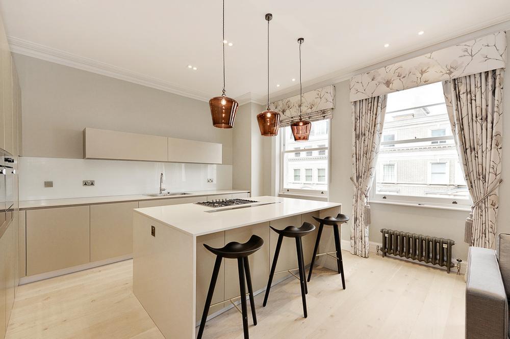 Flat Margaret Street in City of Westminster