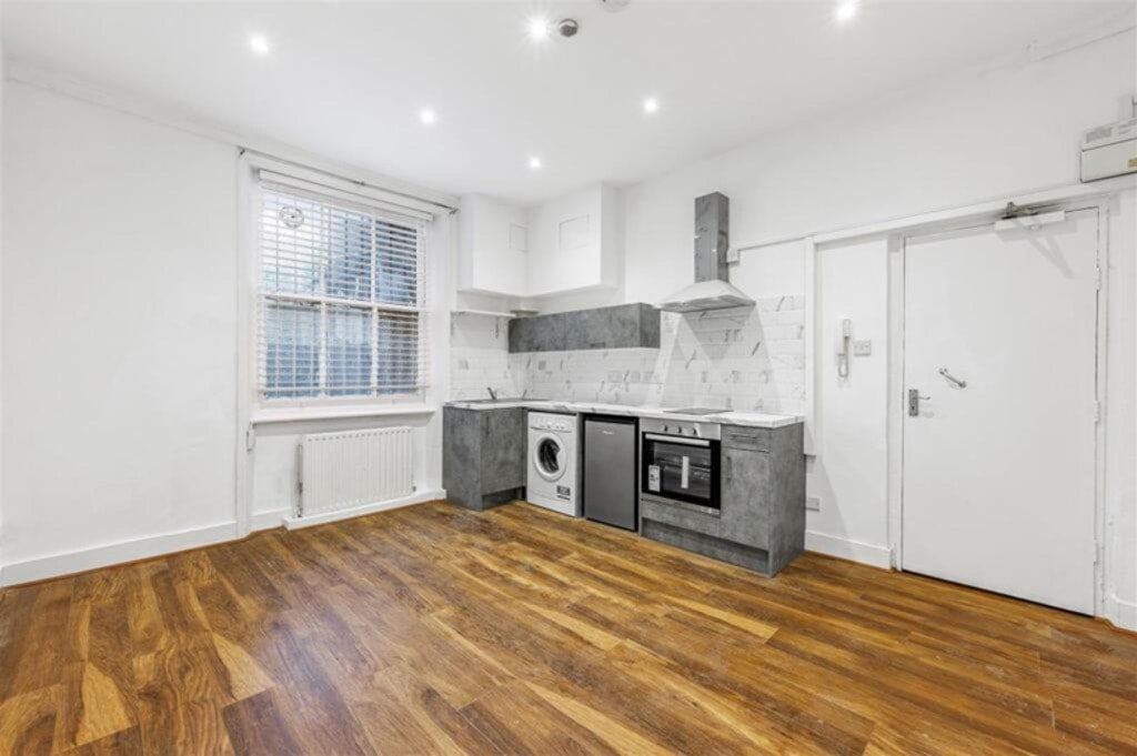Flat West Cromwell Road in Greater London