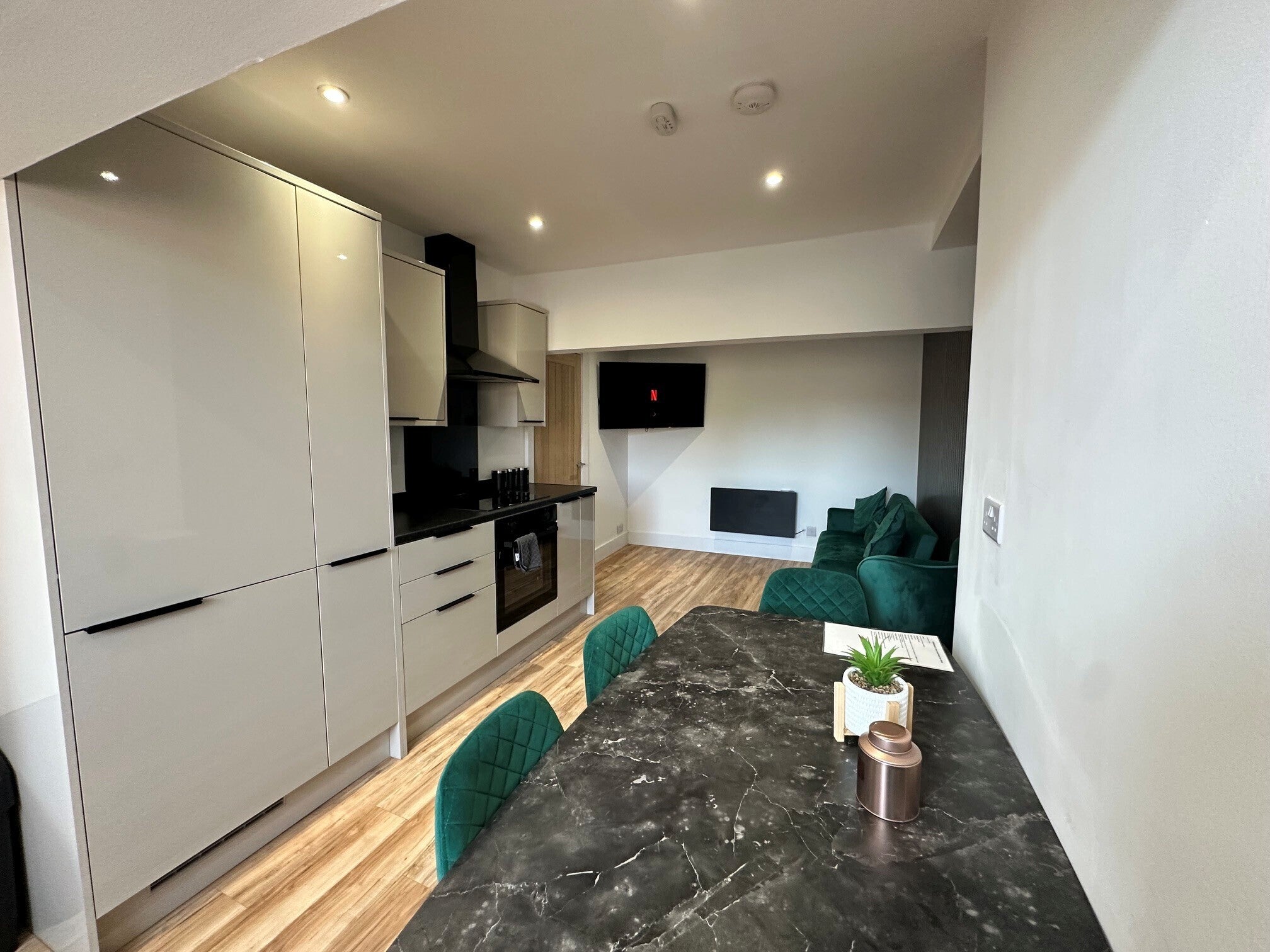 Flat The Quadrant in Trafford
