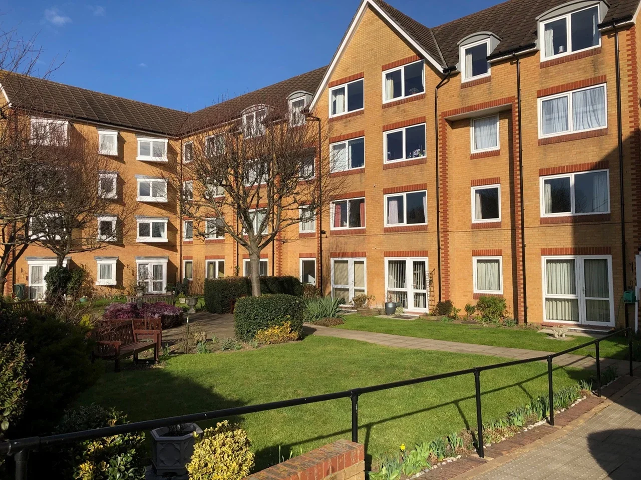 Flat Rosslyn Road in Watford