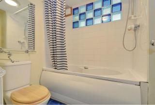 Flat Fernwood Close in Greater London