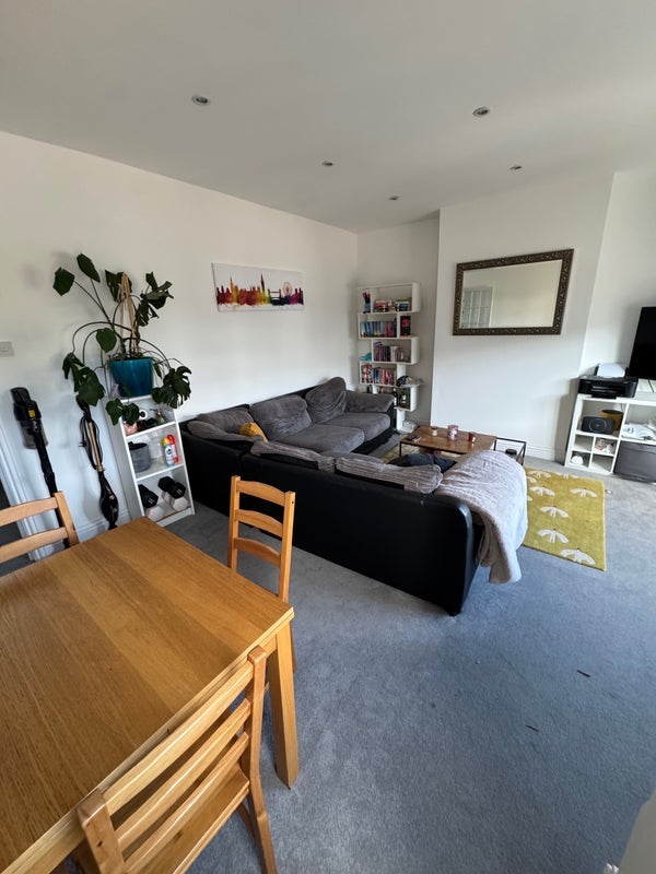 Room Haydons Road in Greater London