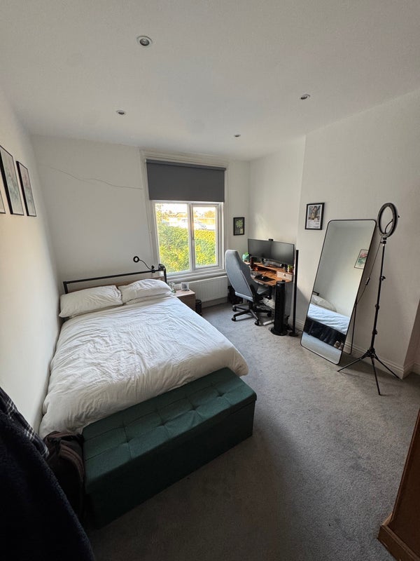 Room Haydons Road in Greater London
