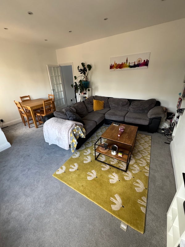 Room Haydons Road in Greater London