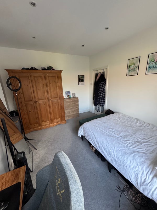 Room Haydons Road in Greater London
