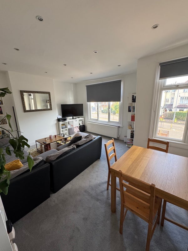 Room Haydons Road in Greater London