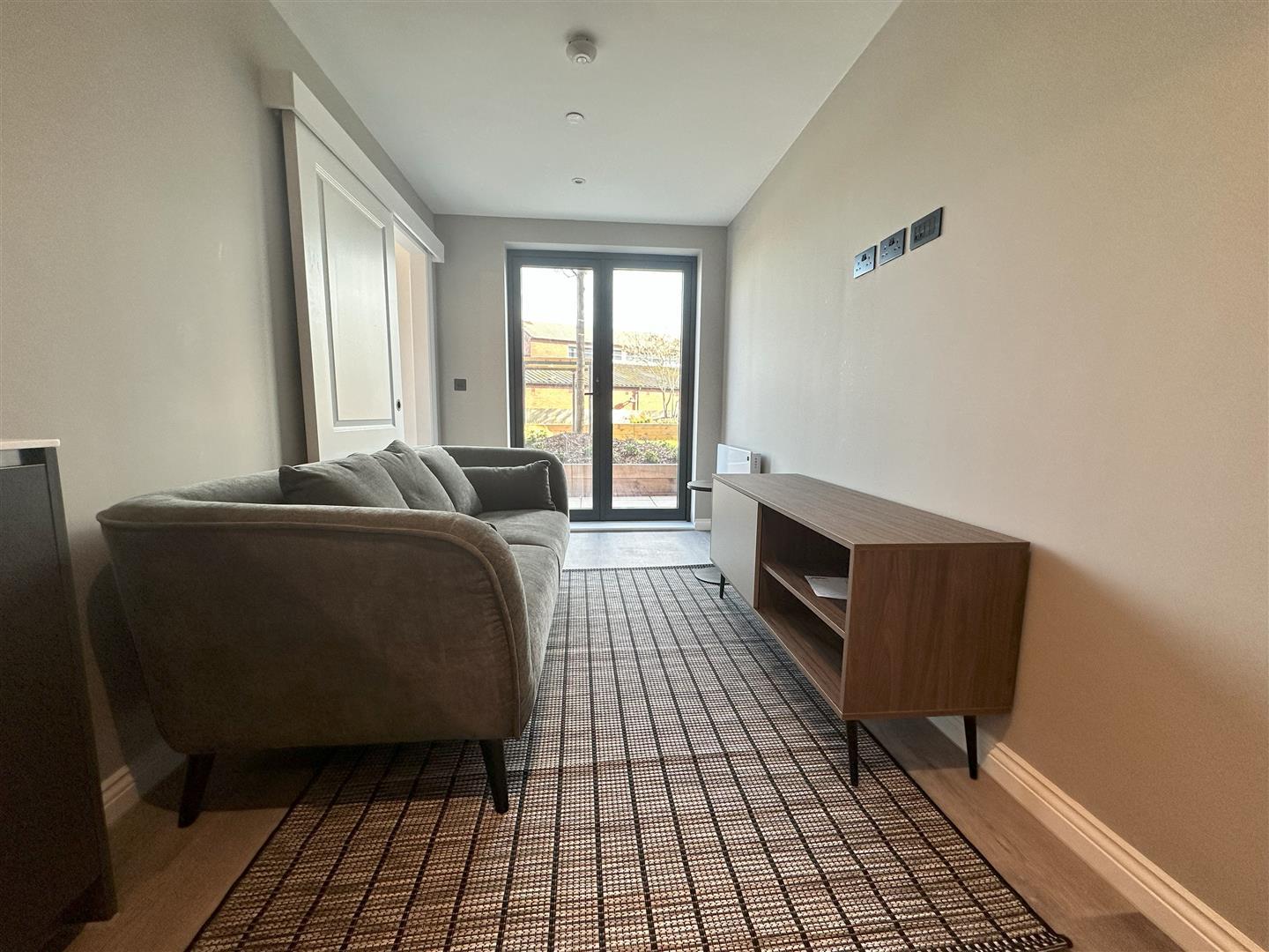 Flat Whitehall Road in Leeds