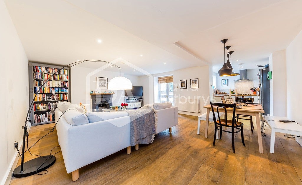 Flat Hornsey Road in Greater London
