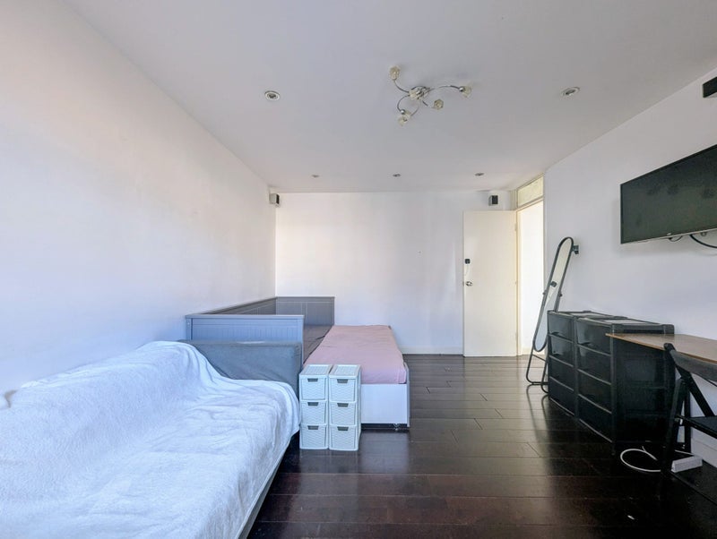 Room Wayford Street in Greater London
