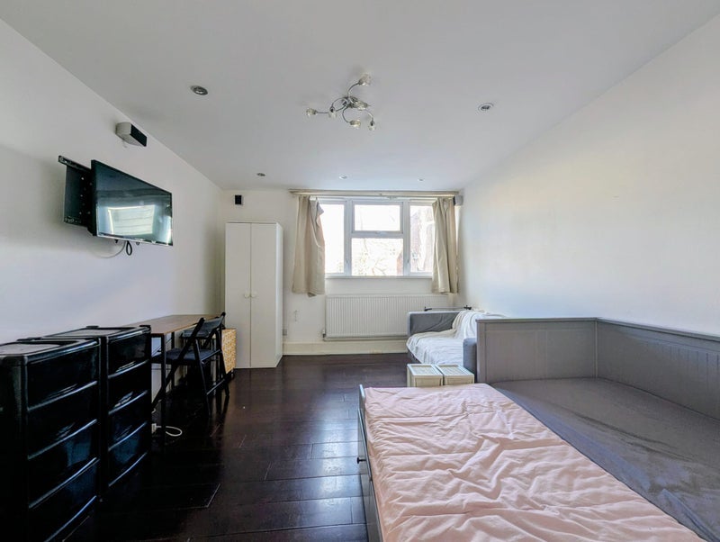 Room Wayford Street in Greater London