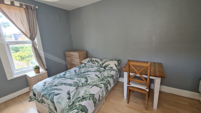Flat Effingham Road in Greater London