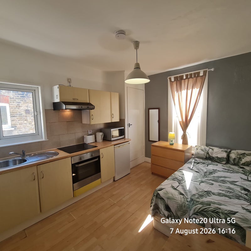 Flat Effingham Road in Greater London