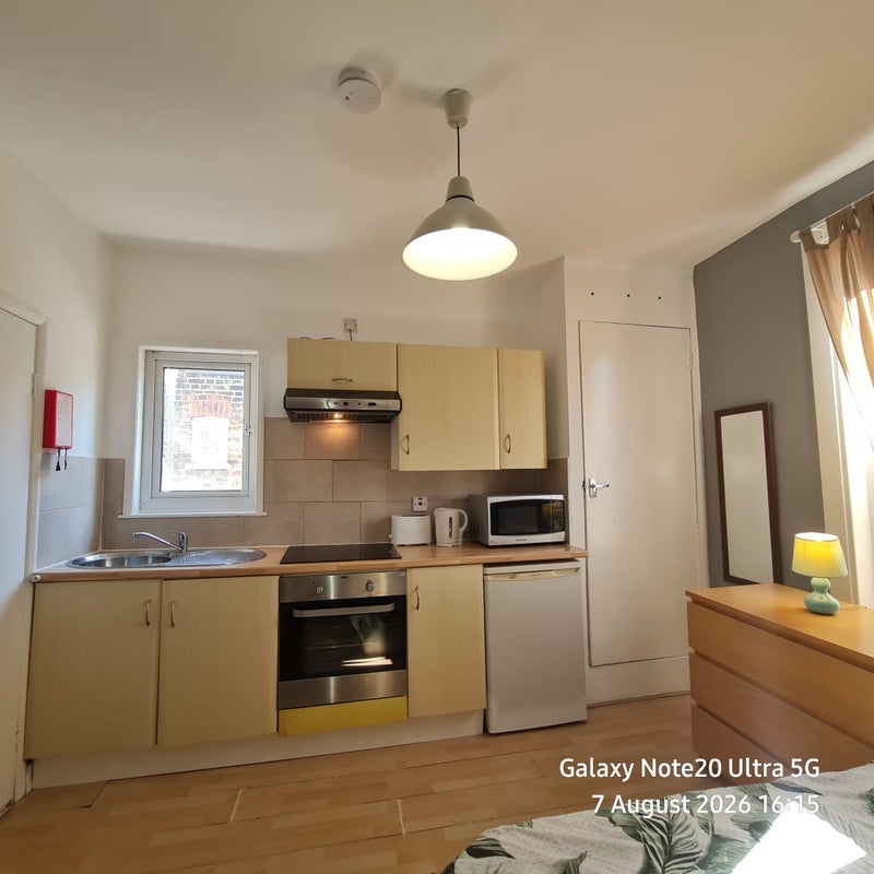 Flat Effingham Road in Greater London